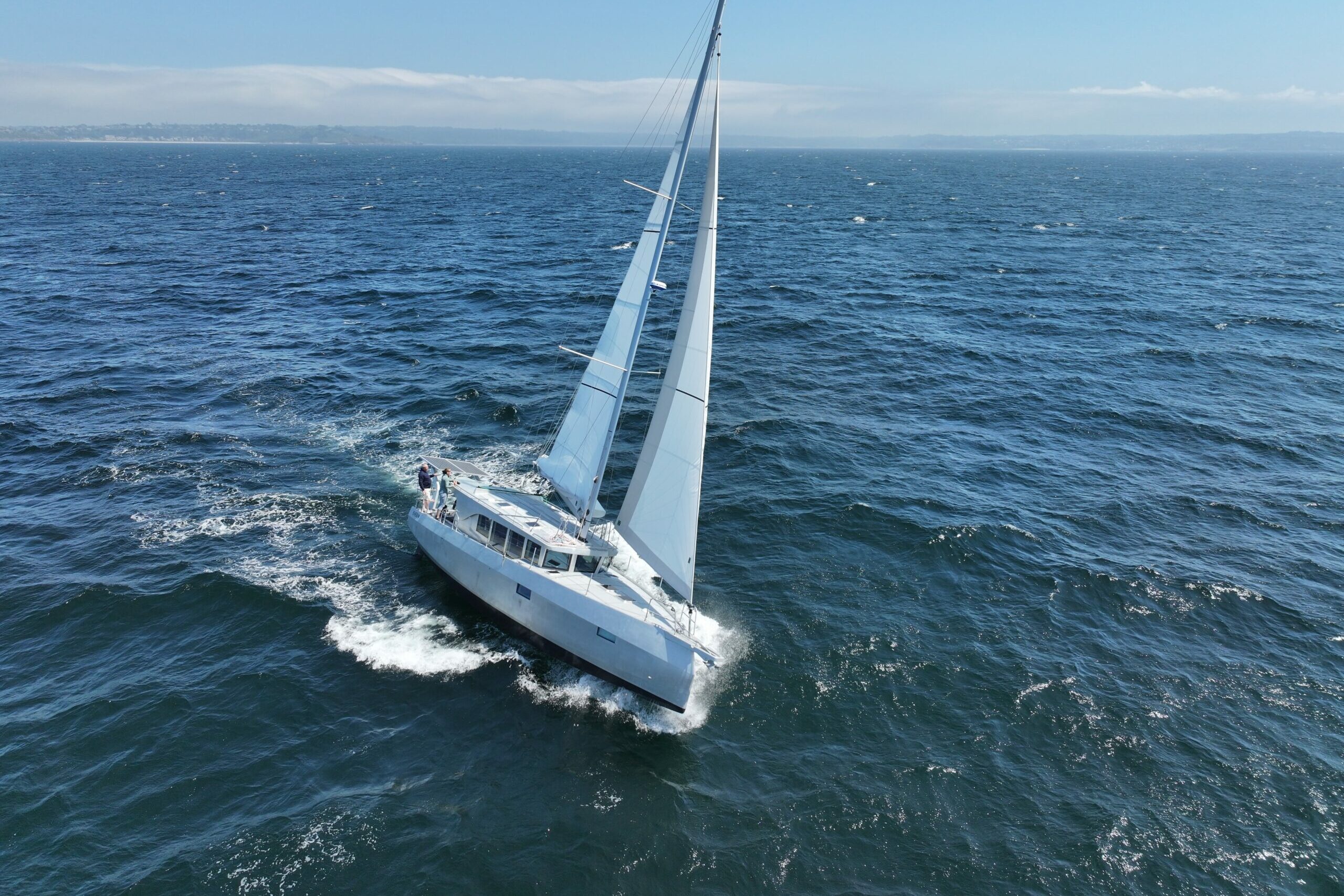 Le voilier en aluminium à salon de pont l'Isméria 45 sous voiles en Bretagne