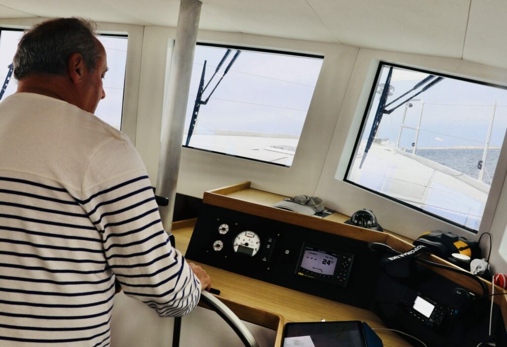 À la barre de l'Isméria 45 dans le salon de pont