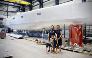 La famille d'aventuriers devant leur nouveau voilier d'expédition en aluminium LifeSong