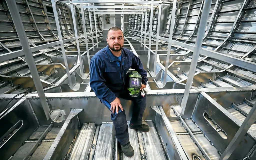Mathieu, chaudronnier chez Bord à Bord, dans le voilier LifeSong en construction